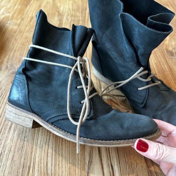 Steve Madden Soluri Women’s Distressed Washed Black Leather Tie Up Booties - Picture 2 of 11